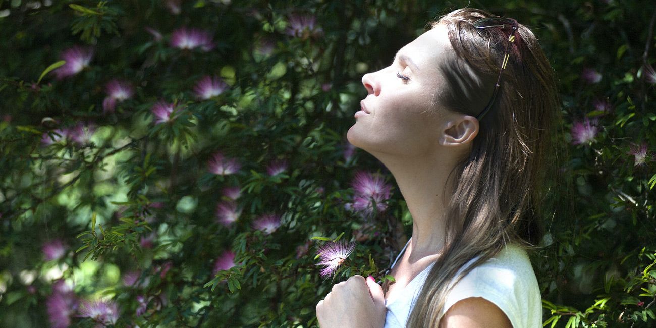 viso di donna di profilo con gli occhi chiusi rivolta al sole