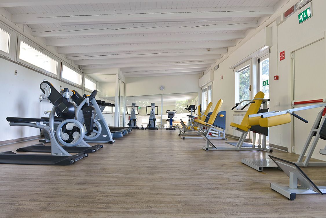 palestra con attrezzi da ginnastica